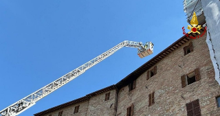 Amandola - Tetto del convento in fiamme: suore messe in salvo dai vigili del  fuoco